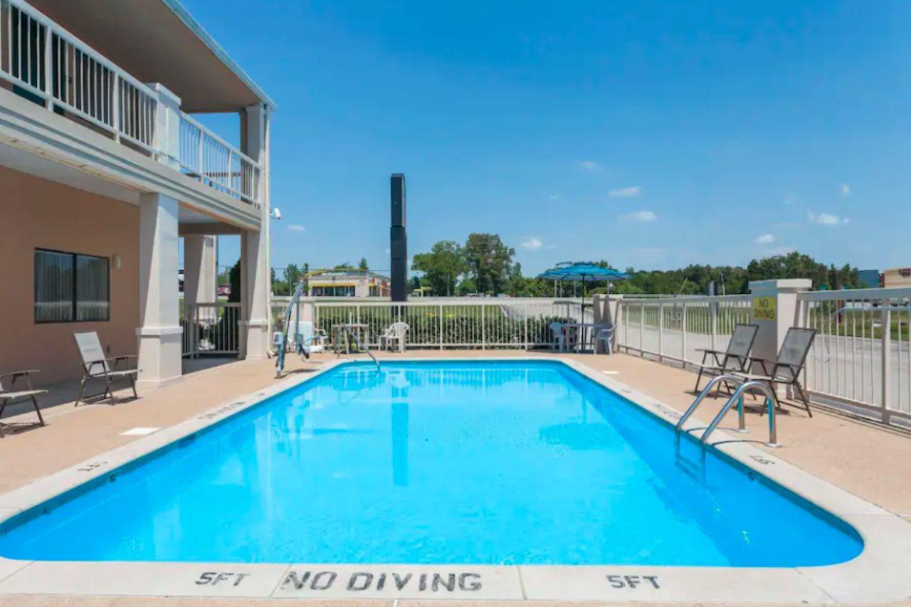 Super 8 By Wyndham Columbia Hotel Exterior photo