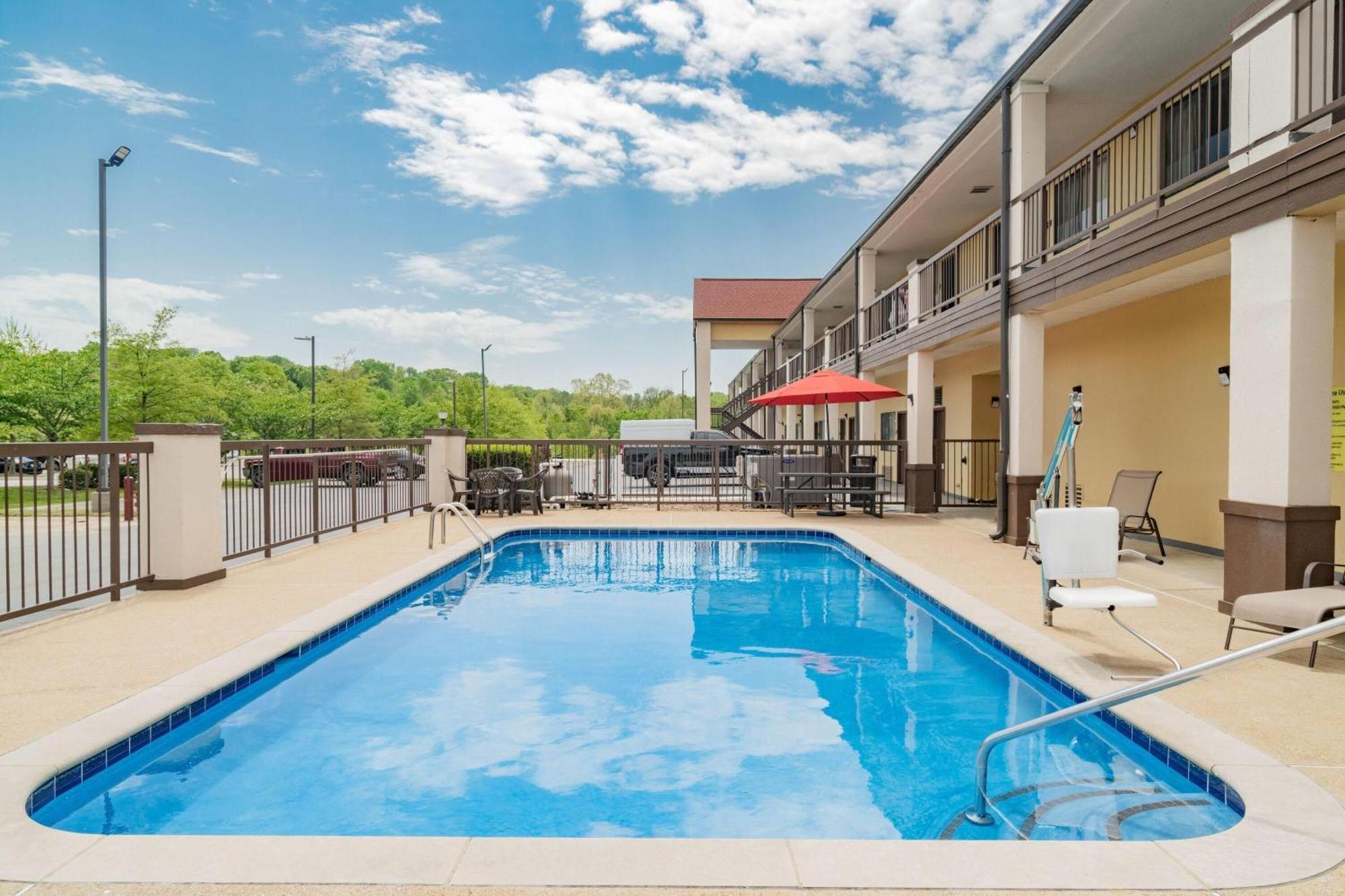 Super 8 By Wyndham Columbia Hotel Exterior photo